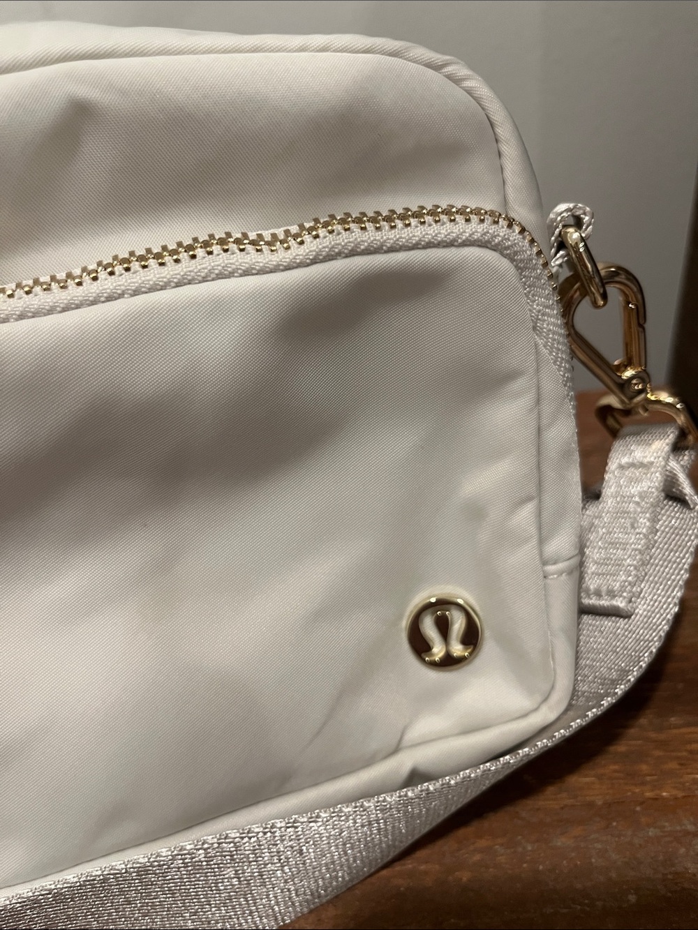 🖤 Lululemon | 2 L | Cream/White/Opal Crossbody Bag with Adjustable Strap - Picture 3 of 6